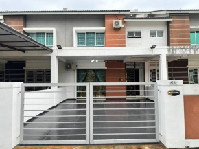 Rania Pearl Double Storey Family Home, Bertam Penang Homestay